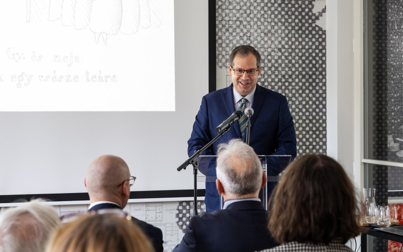 Jékely Zsombor, a MNM KK Iparművészeti Múzeum gyűjteményi főigazgató-helyettesének köszöntője. Fotó: Wachsler Vica, MÉM MDK