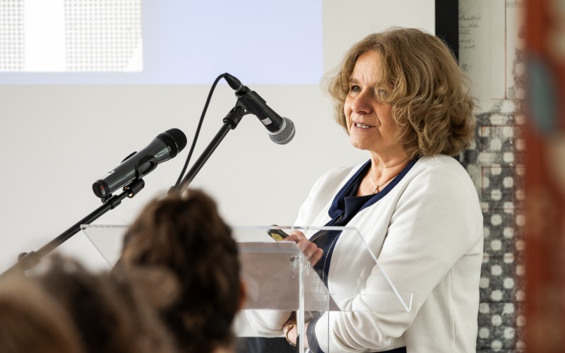 Horányi Éva főmuzeológus, a MNM KK Iparművészeti Múzeum Bútorgyűjtemény vezetőjének előadása. Fotó: Wachsler Vica, MÉM MDK