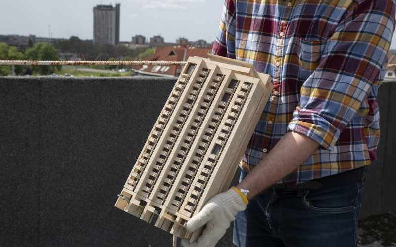 A Petőfi téri toronyház makettje, a háttérben magával az épülettel. Fotó: F. Tóth Gábor, MÉM MDK
