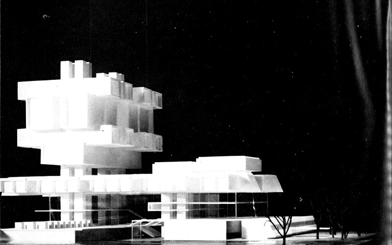 Az amszterdami városháza tervpályázatára készült makett eredeti állapotában. Archív fénykép: Marton Lajos – Mikolás Tibor – Rajkó Ervin – Sík Károly: Debreceni Tervező Vállalat 1966-1970. Debrecen, é. n. (1971)