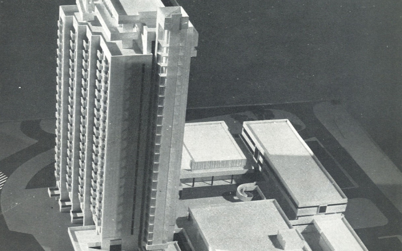 A Petőfi Sándor téri toronyház makettje eredeti állapotában. Archív fénykép: Marton Lajos – Mikolás Tibor – Rajkó Ervin – Sík Károly: Debreceni Tervező Vállalat 1966-1970. Debrecen, é. n. (1971)