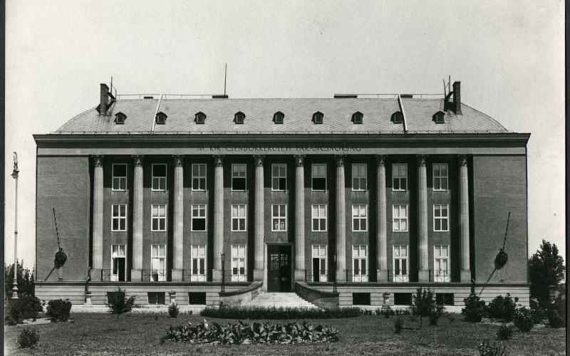 Az egykori debreceni csendőrkerületi parancsnokság épülete eredeti állapotában, épült Gerlóczy Gedeon tervei alapján 1929-1930-ban. Kép: MÉM MDK, Gerlóczy Gedeon hagyatéka