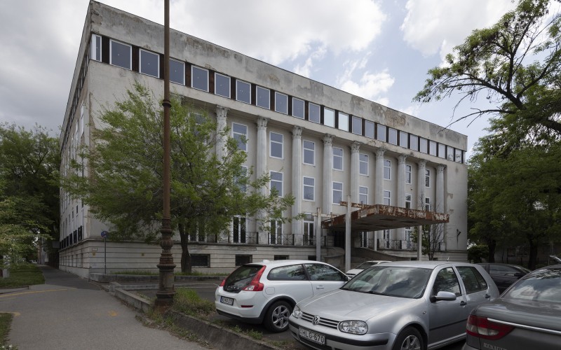 Az épület mai állapota a Dorka Béla tervezte szintráépítéssel, amely már a Debreceni Tervező Vállalat számára készült. Fotó: F. Tóth Gábor, MÉM MDK