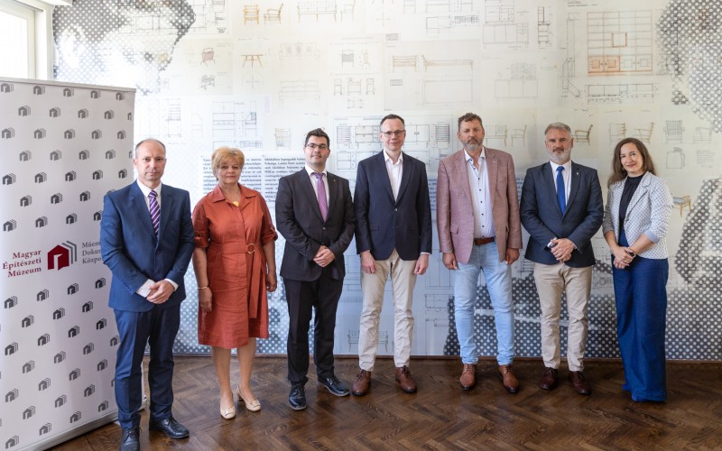 Dr. Ringer István, a Kazinczy Múzeum igazgatója, Csatlósné Komáromi Katalin, a THE társadalmi kapcsolatok igazgatója, Jobbágy Tamás, Sárospatak főépítésze, Prof. Dr. Kéri István, dr. Almássy Kornél, dr. Farkas Szabolcs, Sárospatak polgármestere