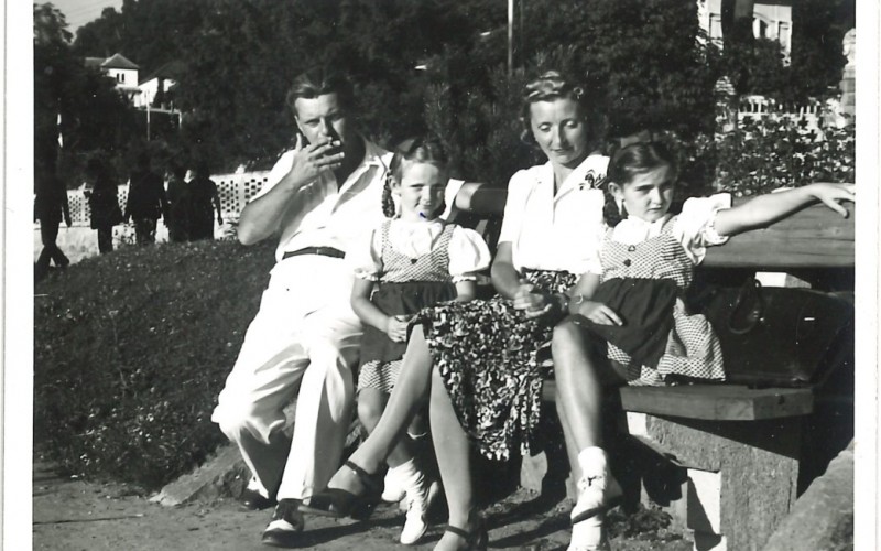 Balról jobbra: ifj. Dávid Károly, leánya, Dr. Dávid Anna, első felesége, Dozzi Kornélia és Dávid Éva. Visegrád, 1940-es évek. MÉM Múzeumi Gyűjtemény