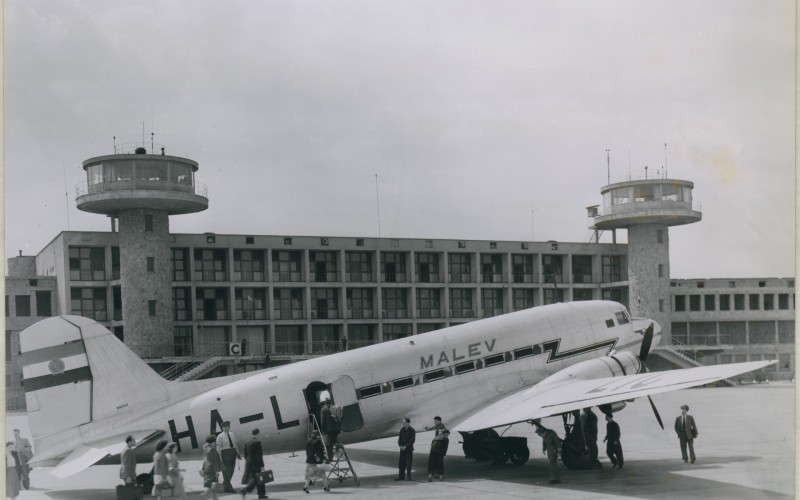 Boarding a Ferihegyi repülőtéren, 1955-ben. reprodukció, MÉM Múzeumi Gyűjtemény