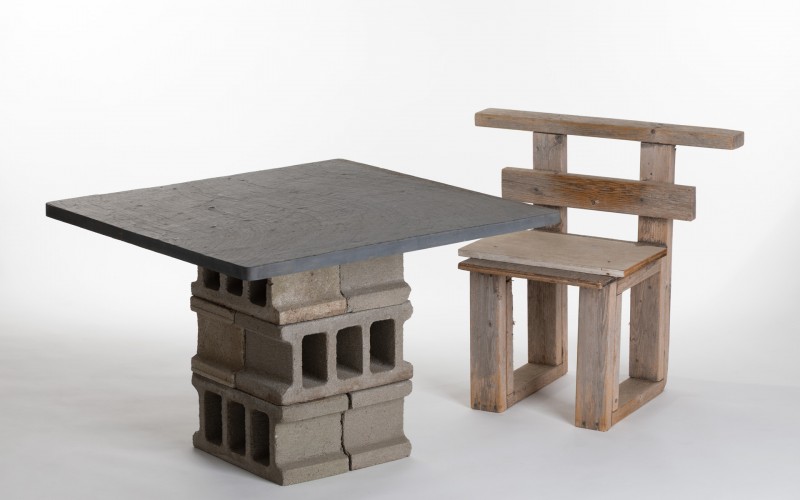 Betonelemek tartotta kőlapú asztal a Breuer-nyaralóból, tervezte: Breuer Marcell, és hozzá tartozó szék Breuer Tamástól. CCMHT vásárlás, fotó: F. Tóth Gábor és Hack Róbert, MÉM MDK