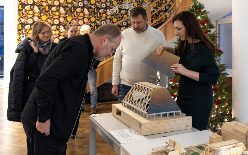 Samuli Miettinen-nek a Magyar Építészeti Múzeum makettjét Dr. Almássy Kornél igazgató és Dr. Bódiné Kersner Katalin igazgatóhelyettes mutatja be (Fotó: MÉM MDK/ Nagy Krisztina)