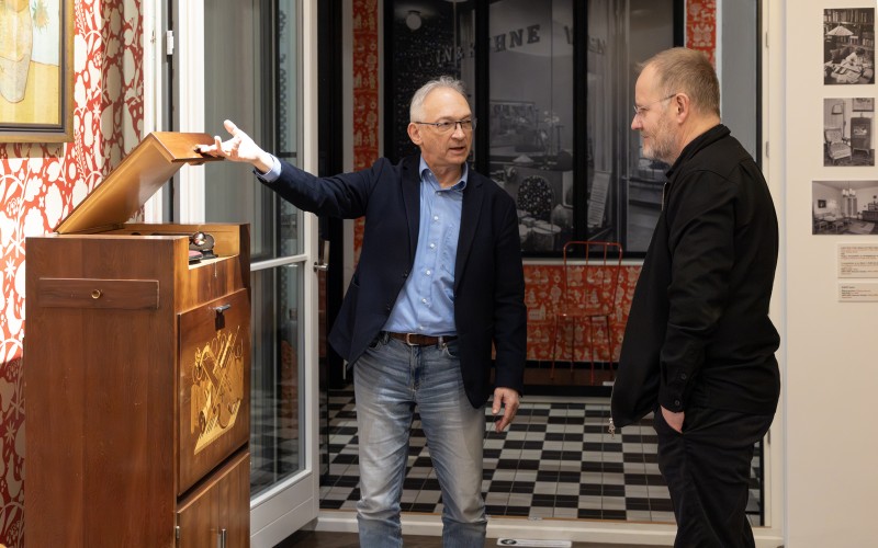 Samuli Miettinen-nek Ritoók Pál, a Múzeumi Osztály vezetője bemutatja a Kaesz otthonok 1925-1960 című kiállítást (Fotó: MÉM MDK/ Nagy Krisztina)