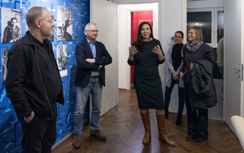 Samuli Miettinen, Ritoók Pál, a Múzeumi Osztály vezetője, Dr. Bódiné Kersner Katalin, a MÉM MDK igazgatóhelyettese, Korda Júlia, a Walter Rózsi-villa vezetője és Mikó Zsuzsanna, az Arkki Hungary egyik alapítója (Fotó: MÉM MDK/ Nagy Krisztina)