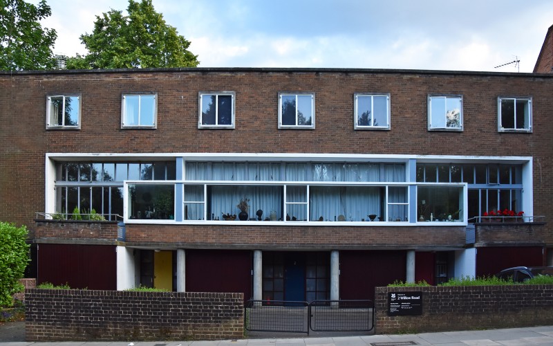 Goldfinger Ernő saját tervezésű otthona a londoni Willow Roadon – innen címezték az üdvözlőlapot. Fotó: Sebestyén Ágnes Anna, 2025