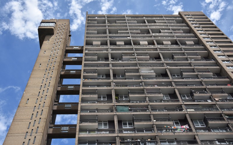 Az üdvözlőlapon Goldfinger egyik legismertebb munkája, a londoni Trellick Tower látható. Fotó: Sebestyén Ágnes Anna, 2025