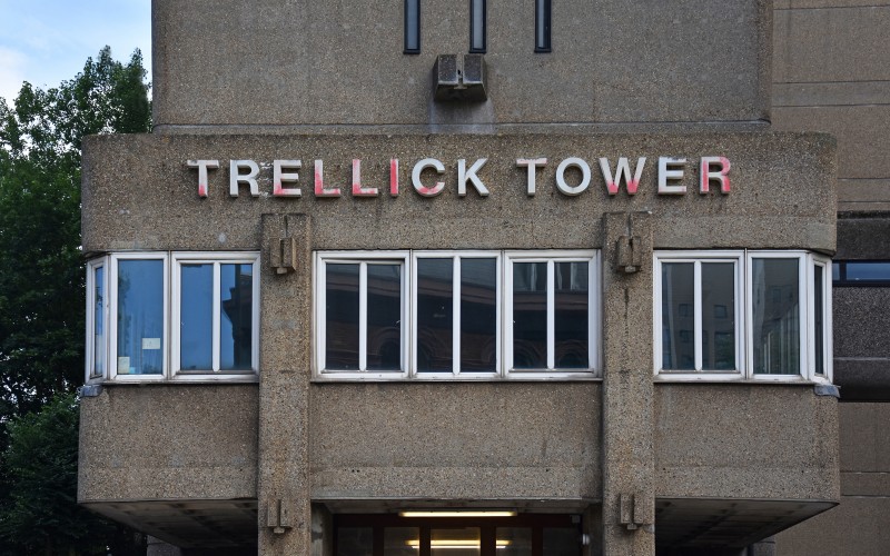 A Trellick Tower névfelirata. Fotó: Sebestyén Ágnes Anna, 2025