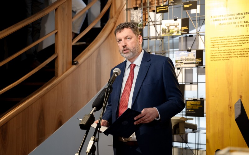 Dr. Almássy Kornél, a MÉM MDK igazgatója a Breuer, Goldfinger és más magyarok. – Brutalista építészetünk itthon és odaát című kiállítás megnyitóján 2026. március 12-én a Walter Rózsi-villában (Fotó: Wachsler Vica/ MÉM MDK)