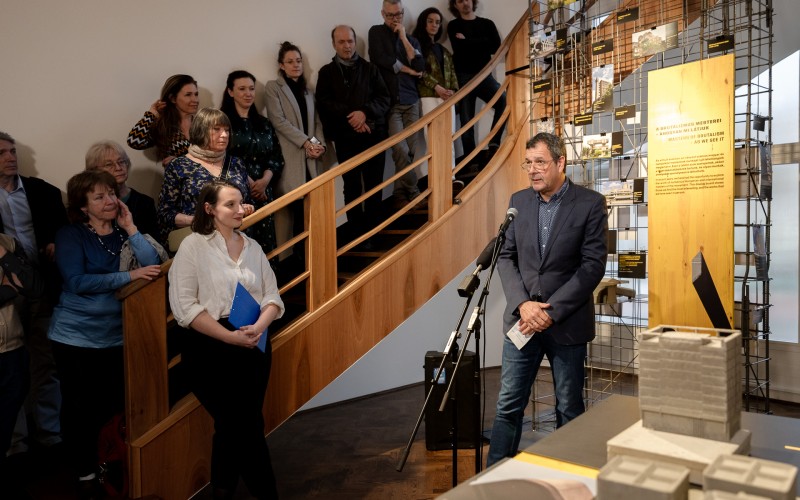 Tima Zoltán építész, az MMA rendes tagja a Breuer, Goldfinger és más magyarok. – Brutalista építészetünk itthon és odaát című kiállítás megnyitóján 2026. március 12-én a Walter Rózsi-villában (Fotó: Wachsler Vica/ MÉM MDK)