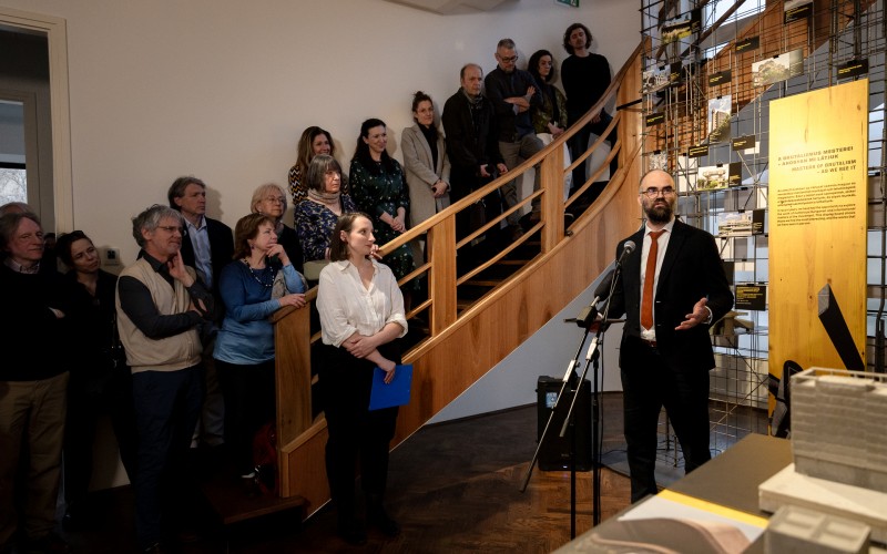 Perényi Lóránt, az Építési és Közlekedési Minisztérium építészeti stratégiáért felelős helyettes államtitkára a Breuer, Goldfinger és más magyarok. – Brutalista építészetünk itthon és odaát című kiállítás megnyitóján 2026. március 12-én a Walter Rózsi-vil