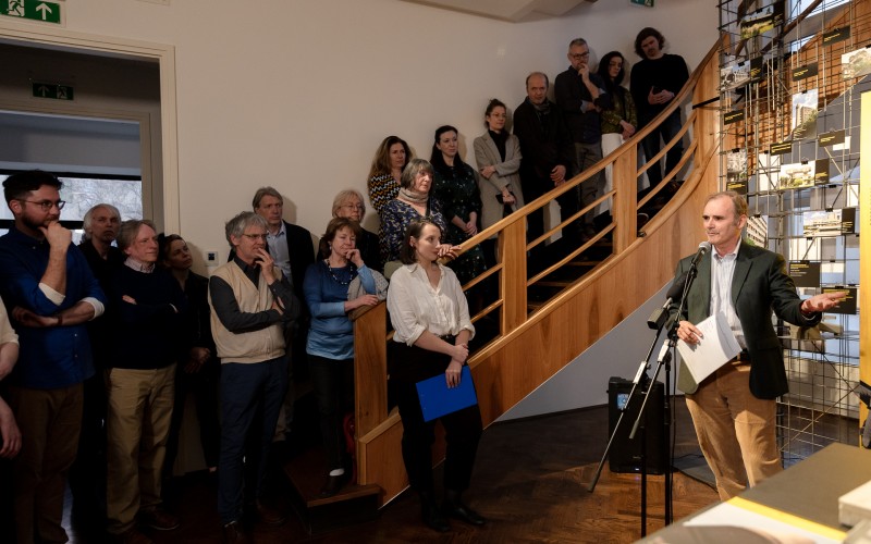 Barry Bergdoll művészettörténész, kurátor, a New York-i Columbia Egyetem professzora a Breuer, Goldfinger és más magyarok. – Brutalista építészetünk itthon és odaát című kiállítás megnyitóján 2026. március 12-én a Walter Rózsi-villában (Fotó: Wachsler Vic