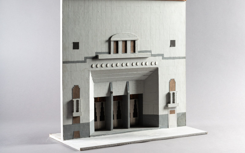 A Parisiana mulató homlokzati modellje. Készítette: Jajesnica Róbert, 1990 körül. MÉM MDK Múzeumi Osztály. Fotó: Wachsler Vica