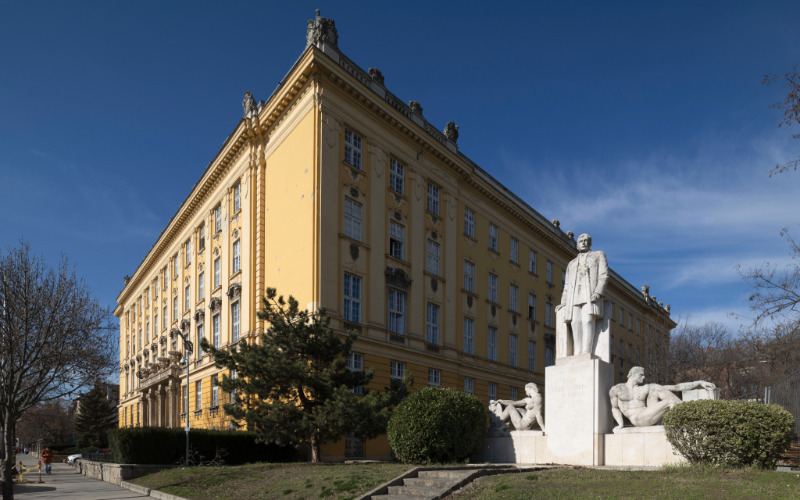 Grantner Jenő: Klebelsberg Kuno emlékműve, hátterben a Budai Ciszterci Szent Imre Gimnáziummal (tervezte: Wälder Gyula, 1929) Fotó: F. Tóth Gábor/MÉM MDK