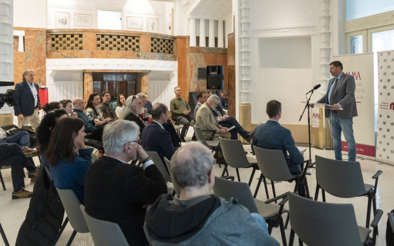 Almássy Kornél, a MÉM MDK igazgatója a topográfiai kötetek bemutatóján az MMA irodaházában 2026. március 25-én