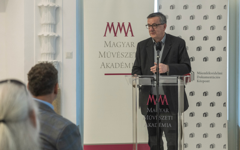 Nagy Gergely, az ICOMOS tiszletetbeli elnöke a topográfiai kötetek bemutatóján az MMA irodaházában 2026. március 25-én