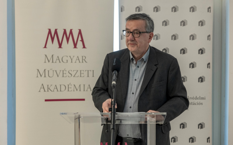 Nagy Gergely, az ICOMOS tiszletetbeli elnöke a topográfiai kötetek bemutatóján az MMA irodaházában 2026. március 25-én