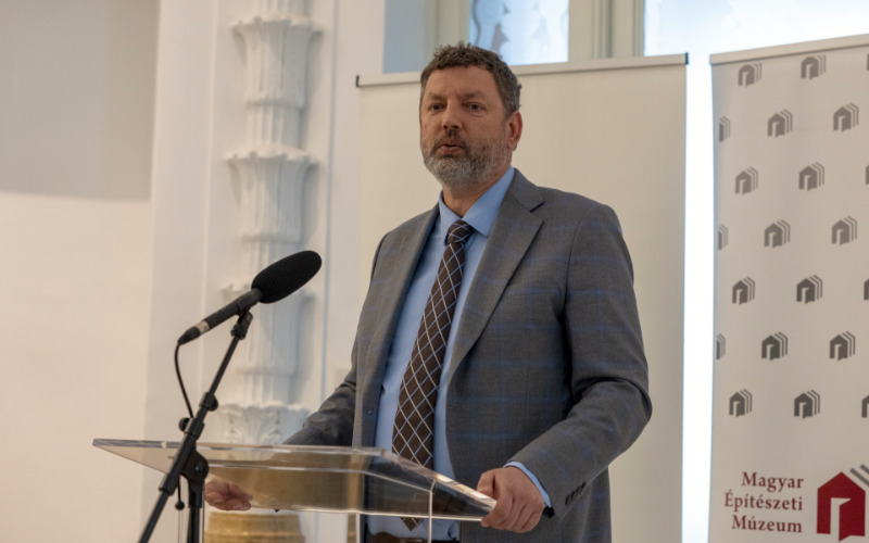 Almássy Kornél, a MÉM MDK igazgatója a topográfiai kötetek bemutatóján az MMA irodaházában 2026. március 25-én