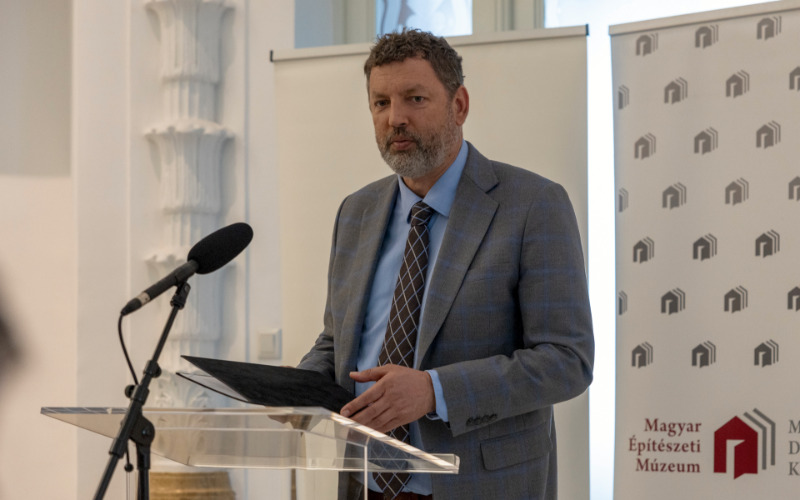 Almássy Kornél, a MÉM MDK igazgatója a topográfiai kötetek bemutatóján az MMA irodaházában 2026. március 25-én
