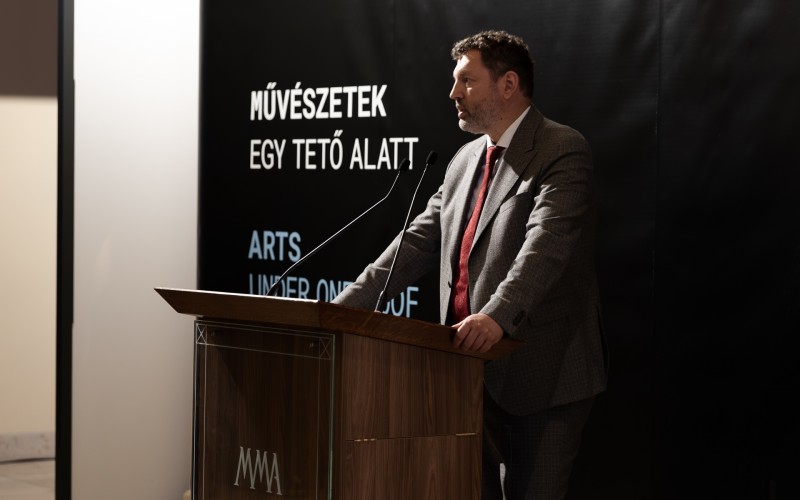 Almássy Kornél, a MÉM MDK igazgatója a Művészetek - egy tető alatt című kiállítás megnyitóján 2026. március 27-én a Pesti Vigadóban