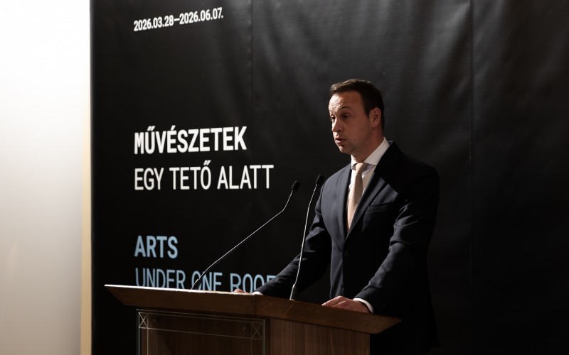 Lánszki Regő, az Építési és Közlekedési Minisztérium építészeti államtitkára, országos főépítész a Művészetek - egy tető alatt című kiállítás megnyitóján 2026. március 27-én a Pesti Vigadóban