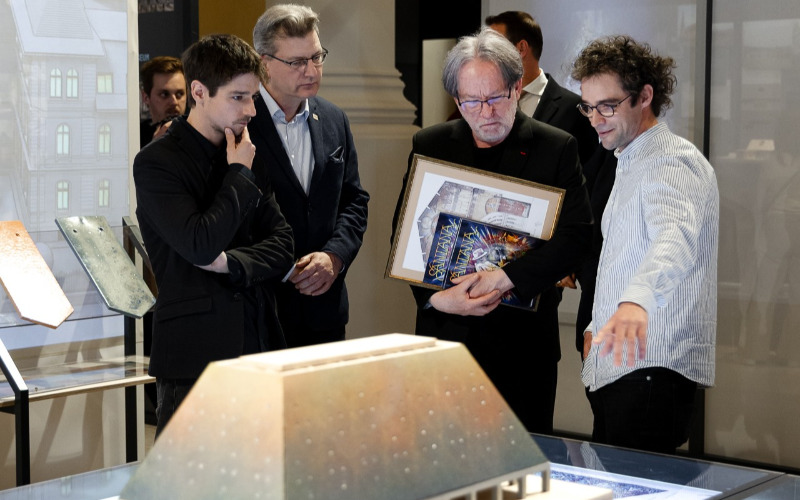 Máté Tamás és Vass-Eysen Áron tervezők (BIVAK) Richly Gáborral, az MMA főtitkárával és Baán Lászlóval, a Szépművészeti Múzeum főigazgatójával, a Liget Budapest projekt miniszteri biztosával a Művészetek - egy tető alatt című kiállítás megnyitóján 2026. 