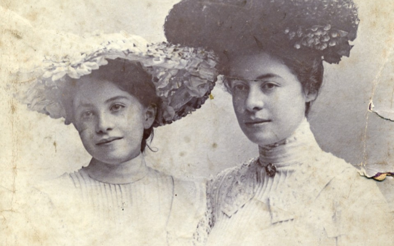 Diamant Elza (baloldalt) és testvére, Teréz Vágújhelyen, 1906-ban. Fotó: Diamant-archívum, Janice Guy jóvoltából