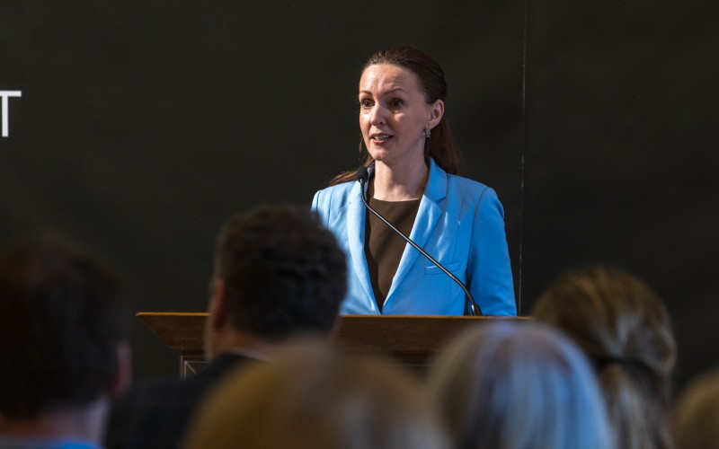 Kiss-Hegyi Anita, a Kulturális és Innovációs Minisztérium kulturális kapcsolatokért felelős államtitkára a Klebelsberg-mozaik című kiállítás megnyitóján a 2026. március 30-án a Pesti Vigadóban