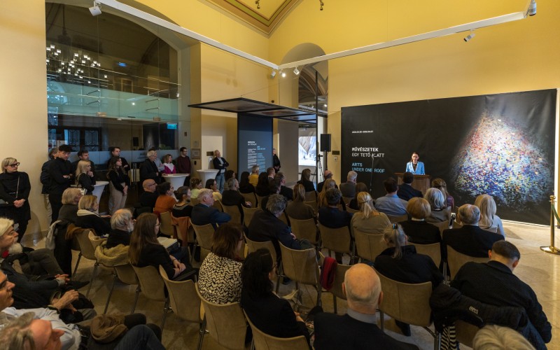 Kiss-Hegyi Anita, a Kulturális és Innovációs Minisztérium kulturális kapcsolatokért felelős államtitkára a Klebelsberg-mozaik című kiállítás megnyitóján a 2026. március 30-án a Pesti Vigadóban
