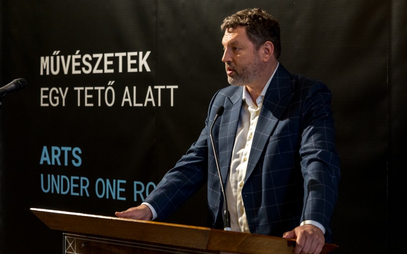 Almássy Kornél, a MÉM MDK igazgatója a Klebelsberg-mozaik című kiállítás megnyitóján a 2026. március 30-án a Pesti Vigadóban