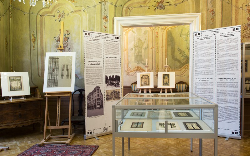 Az „Egyszerű vonalakban tiszta színezés” című kiállítás a De la Motte-Beer-palotában 2015 és 2016 között/ The exhibition entitled ’Clear Colouring in Simple Lines’ in De la Motte-Palace held between 2015 and 2016